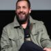 Adam Sandler oficializou o casamento de Taylor Swift. Qual é a conexão dele com o casal famoso?