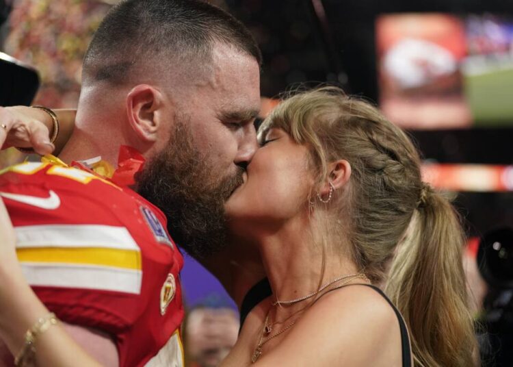 Adam Sandler se casa com Taylor Swift e Travis Kelce na frente de 1.000 celebridades aleatórias no Madison Square Garden: o longo pesadelo nacional acabou