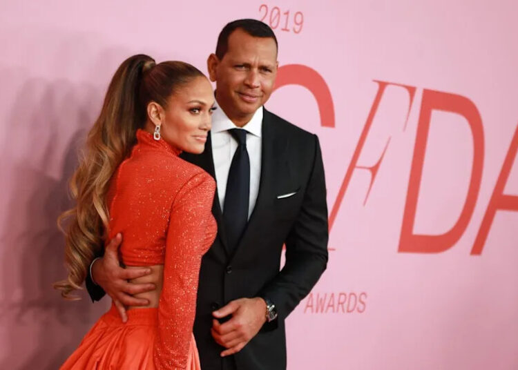 Alex Rodriguez é visto beijando o sósia da ex-Jennifer Lopez em meio a relatos de que eles voltaram a entrar em contato