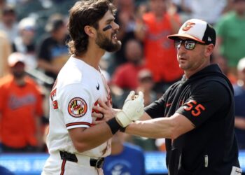 Alexander quebra a mão esquerda na quarta vitória consecutiva do Orioles, por 8-2 sobre o Royals