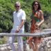Amal Clooney impressiona em um conjunto Mugler de camurça vintage durante as férias em Capri com George