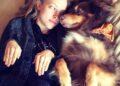 Amanda Seyfried compartilha a morte do cachorro Finn