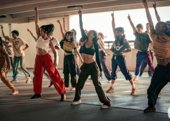 Análise inicial de 'O melhor dos melhores': Maitreyi Ramakrishnan estrela no filme de dança de fusão de Bollywood da Netflix