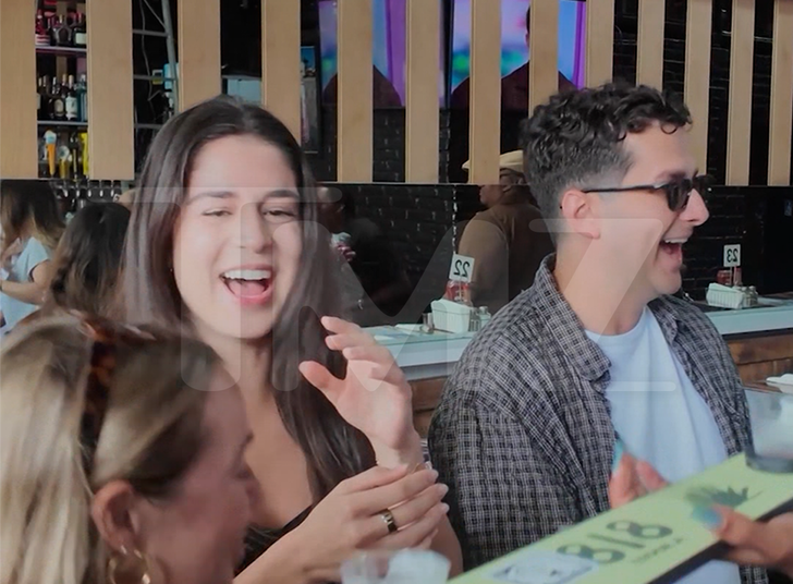 Anaya Lovenote estreia novo single no TMZ Brunch Bus