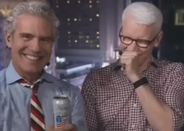 Andy Cohen e Anderson Cooper em Stitches Over Cheri Oteri como Barbara Walters em celebridade.land