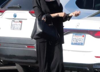 Angelina Jolie tem o uniforme de recados mais elegante de todos os tempos