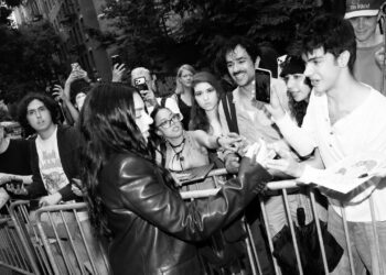 Anjos de Charli, reúnam-se! Por dentro da festa de audição totalmente offline de Charli XCX na cidade de Nova York