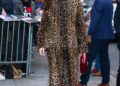 Anne Hathaway dá um toque alegre ao estilo de maternidade