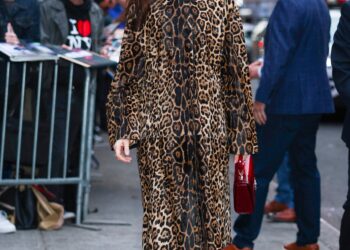 Anne Hathaway dá um toque alegre ao estilo de maternidade