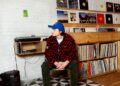 Antes de seu novo álbum, Finn Wolfhard vai comprar discos com a Vogue