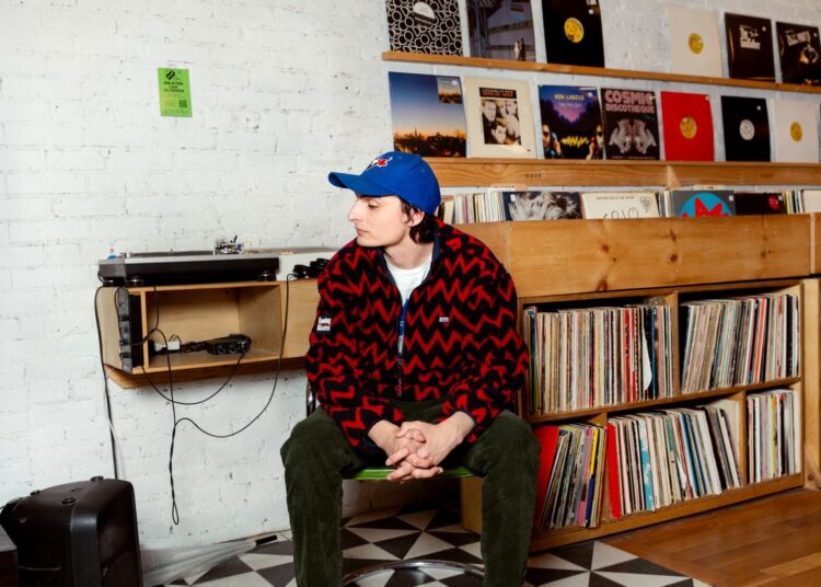 Antes de seu novo álbum, Finn Wolfhard vai comprar discos com a Vogue