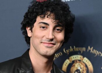 Anthony Ippolito flexiona seus músculos sexy em 'I Play Rocky'