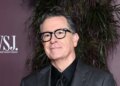 Antiga placa de 'Late Show' de Stephen Colbert ganha em leilão no restaurante West Hollywood