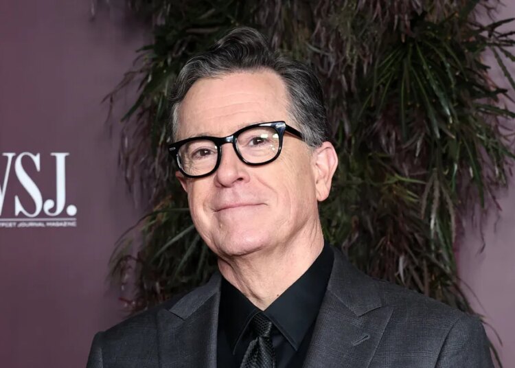 Antiga placa de 'Late Show' de Stephen Colbert ganha em leilão no restaurante West Hollywood