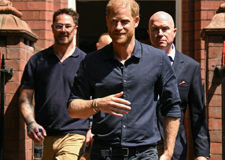Aproximação real: Harry e Meghan fazem uma rara visita ao rei e à rainha