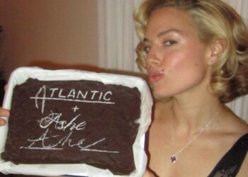 Ashe assina com a Atlantic Records