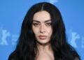 Assista Charli XCX estrear novas músicas de ‘Music, Fashion, Film’ em show pop-up no Brooklyn