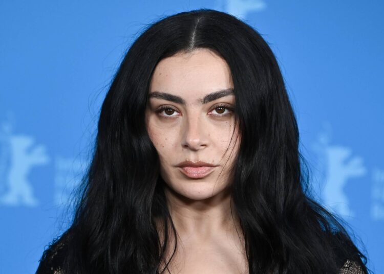 Assista Charli XCX estrear novas músicas de ‘Music, Fashion, Film’ em show pop-up no Brooklyn