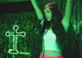 Assista Kacey Musgraves cantar “Mexico Honey” no karaokê em novo vídeo