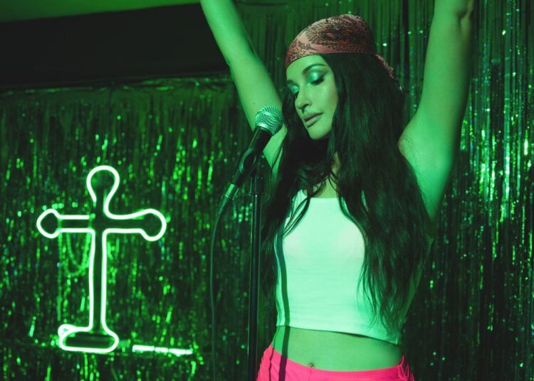 Assista Kacey Musgraves cantar “Mexico Honey” no karaokê em novo vídeo