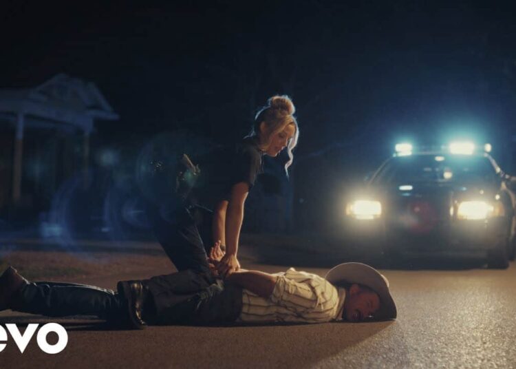 Assista: Riley Green está completamente bêbado no novo videoclipe de 'Think As You Drunk'