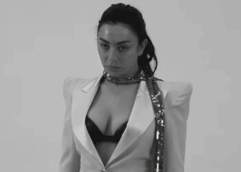 Assista ao filme teatral completo de Charli xcx que acompanha seu novo álbum de ‘Música, Moda, Filme’