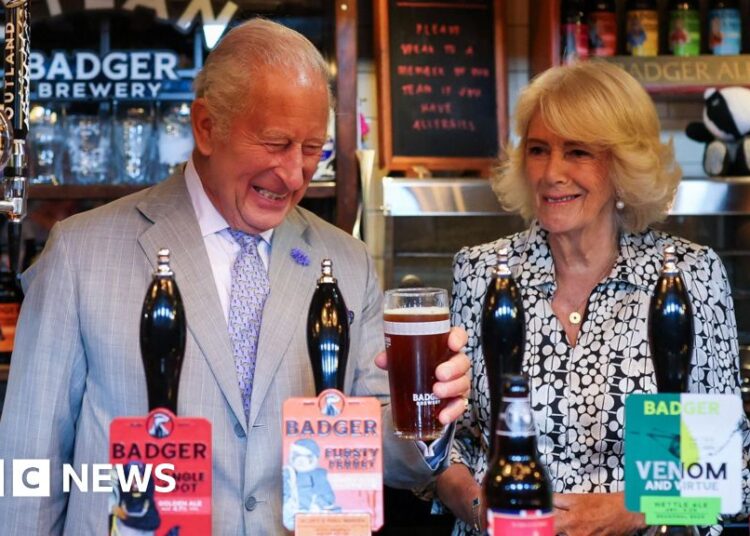 Assista: ‘Bom dia para afogar algumas mágoas’, diz King enquanto serve cerveja