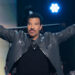 Atualização de saúde de Lionel Richie após susto no palco, shows adiados