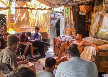 Aulas de desenho artístico, vestidos e nus, em todo o condado de Los Angeles