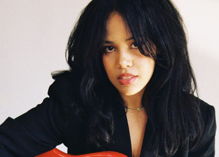 Baby Rose fala sobre novas músicas, em turnê com Olivia Dean