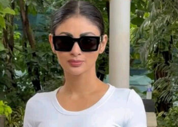 'Band karo': Mouni Roy fica visivelmente irritado e ataca paparazzi intrusivos após um passeio em um restaurante com Anusha Dandekar | Notícias de filmes em hindi