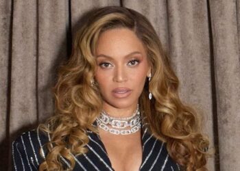 Beyoncé faz uma aparição surpresa no show de Jay-Z no Yankee Stadium com Giuseppe di Morabito personalizado