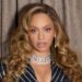 Beyoncé faz uma aparição surpresa no show de Jay-Z no Yankee Stadium com Giuseppe di Morabito personalizado