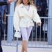 Beyoncé usa um macacão de renda transparente e um casaco creme com cinto para as finais da Copa do Mundo da FIFA