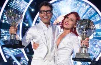 Bobby Bones defende John Stamos após comentários do ator no DWTS