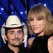 Brad Paisley revela momento comovente dos convites de casamento de Taylor Swift