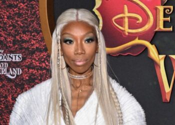 Brandy inaugura verão de cabelos brancos no tapete vermelho