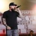 Brantley Gilbert diz que 'Good Damn' foi feito para dar coragem aos fãs
