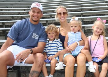 Brittany Mahomes compartilha foto da filha Golden, 1, adoravelmente vestida como a Bela de “A Bela e a Fera”