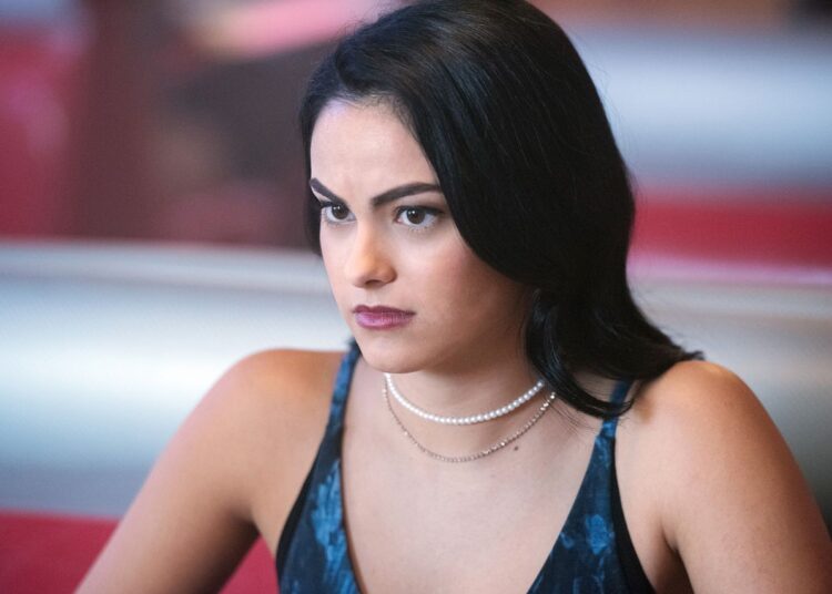 Camila Mendes precisou de medicação para se ‘entorpecer’ no set de “Riverdale” em meio a um ‘ambiente de panela de pressão’