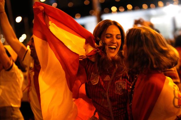 Campeões da Copa do Mundo da Espanha voltam para casa para recepção real