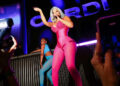 Cardi B irradia energia do personagem principal em macacão rosa choque com espartilho para apresentação em Nova York