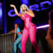 Cardi B irradia energia do personagem principal em macacão rosa choque com espartilho para apresentação em Nova York