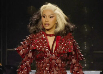 Cardi B relembra seus laços de gangue e garante aos fãs que ela está ‘limpa como um apito’ agora