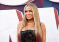 Carmen Electra veste meia arrastão e couro para o retorno da Playboy aos 54 anos
