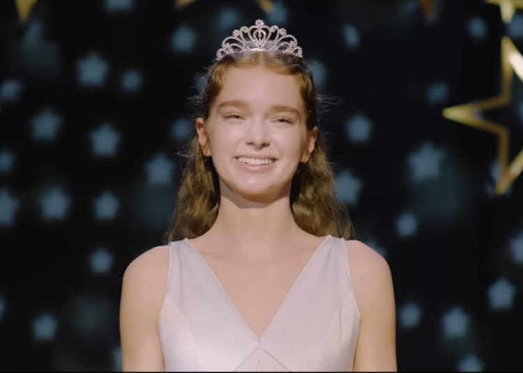 'Carrie' de Mike Flanagan recebe seu primeiro trailer antes do lançamento em outubro