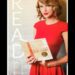 Cartaz de Taylor Swift lendo 'The Giver' está à venda em leilão da American Library Association