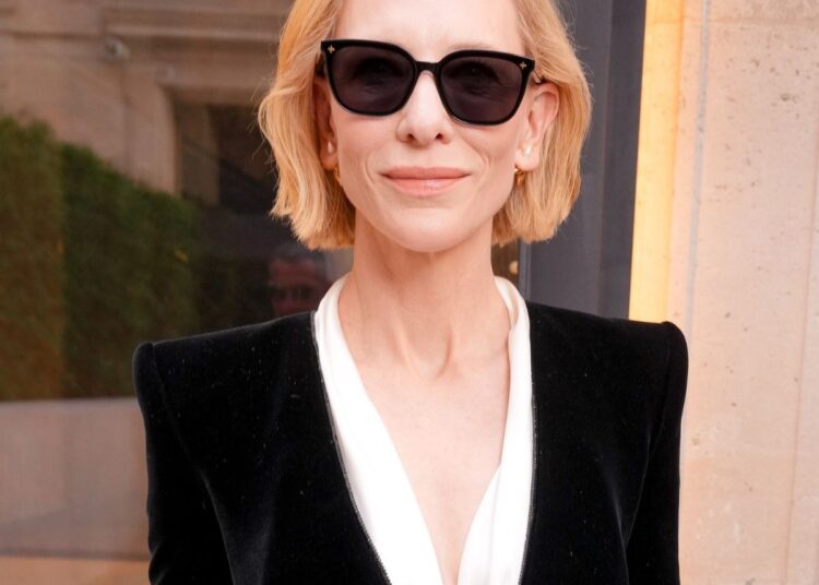 Cate Blanchett e filho Ignatius Martin Upton participam da Paris Fashion Week
