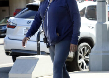 Catherine Bach parece quase irreconhecível em seus dias de ‘Dukes of Hazzard’ enquanto estava em Hollywood