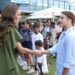 Catherine entrega a Arthur Fery um cartão de aniversário enquanto a sensação britânica convida George e Charlotte para jogar tênis